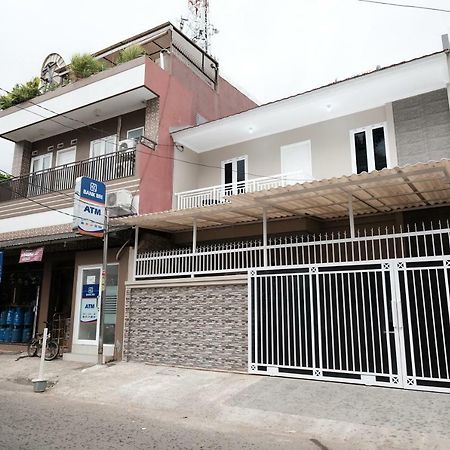 Готель Reddoorz Syariah Near Siloam Hospital Kebon Jeruk Джакарта Екстер'єр фото