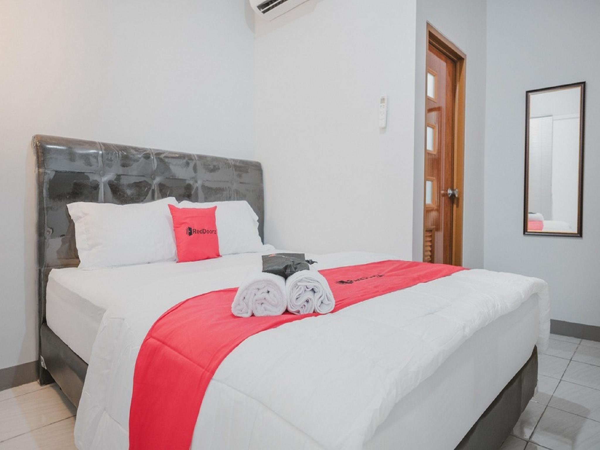 Готель Reddoorz Syariah Near Siloam Hospital Kebon Jeruk Джакарта Екстер'єр фото
