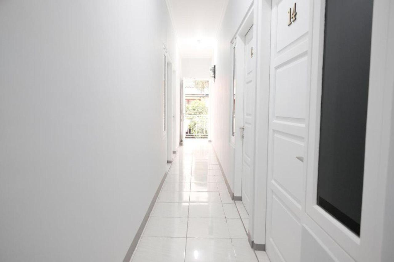Готель Reddoorz Syariah Near Siloam Hospital Kebon Jeruk Джакарта Екстер'єр фото