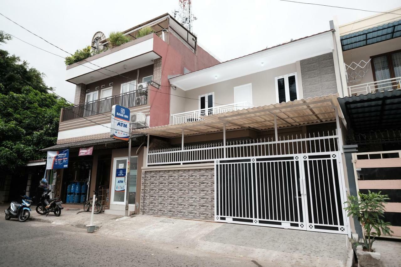 Готель Reddoorz Syariah Near Siloam Hospital Kebon Jeruk Джакарта Екстер'єр фото