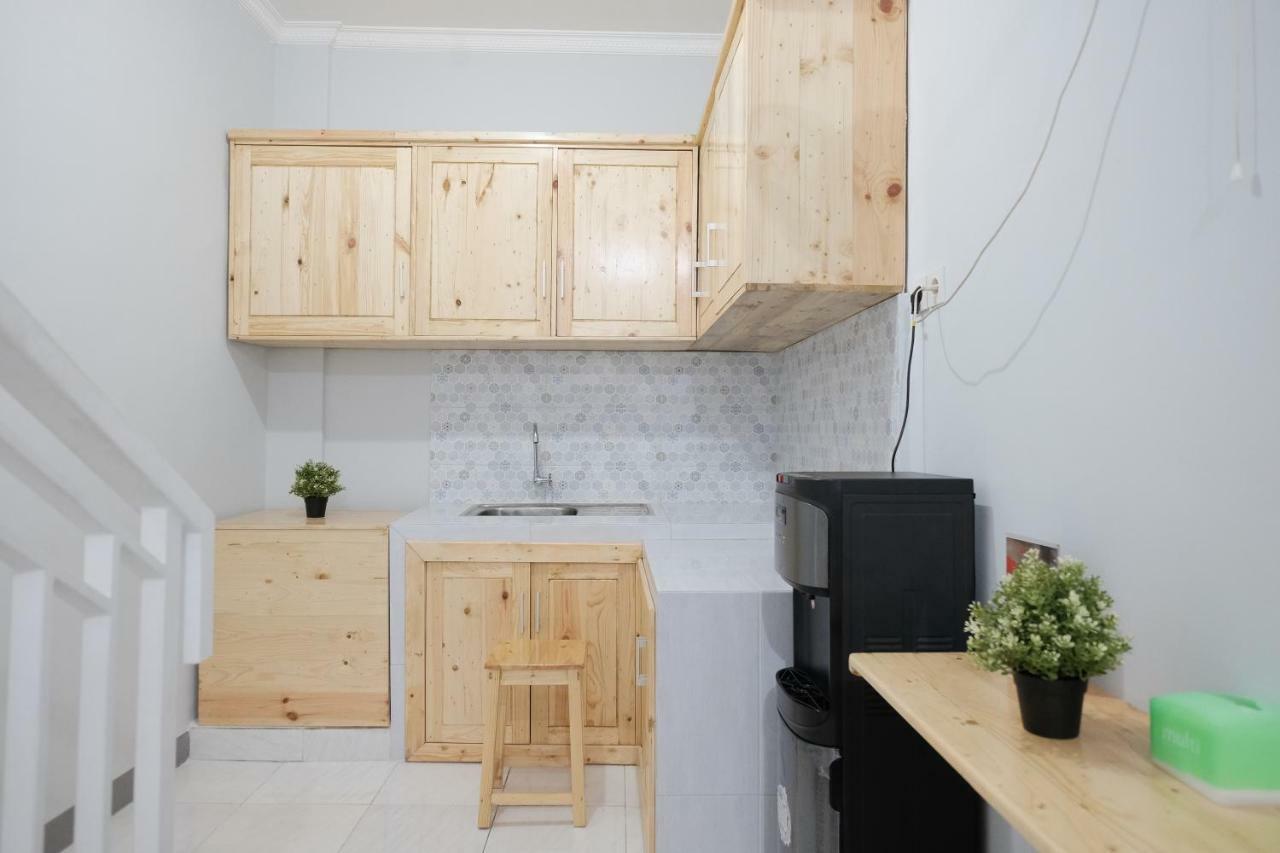 Готель Reddoorz Syariah Near Siloam Hospital Kebon Jeruk Джакарта Екстер'єр фото