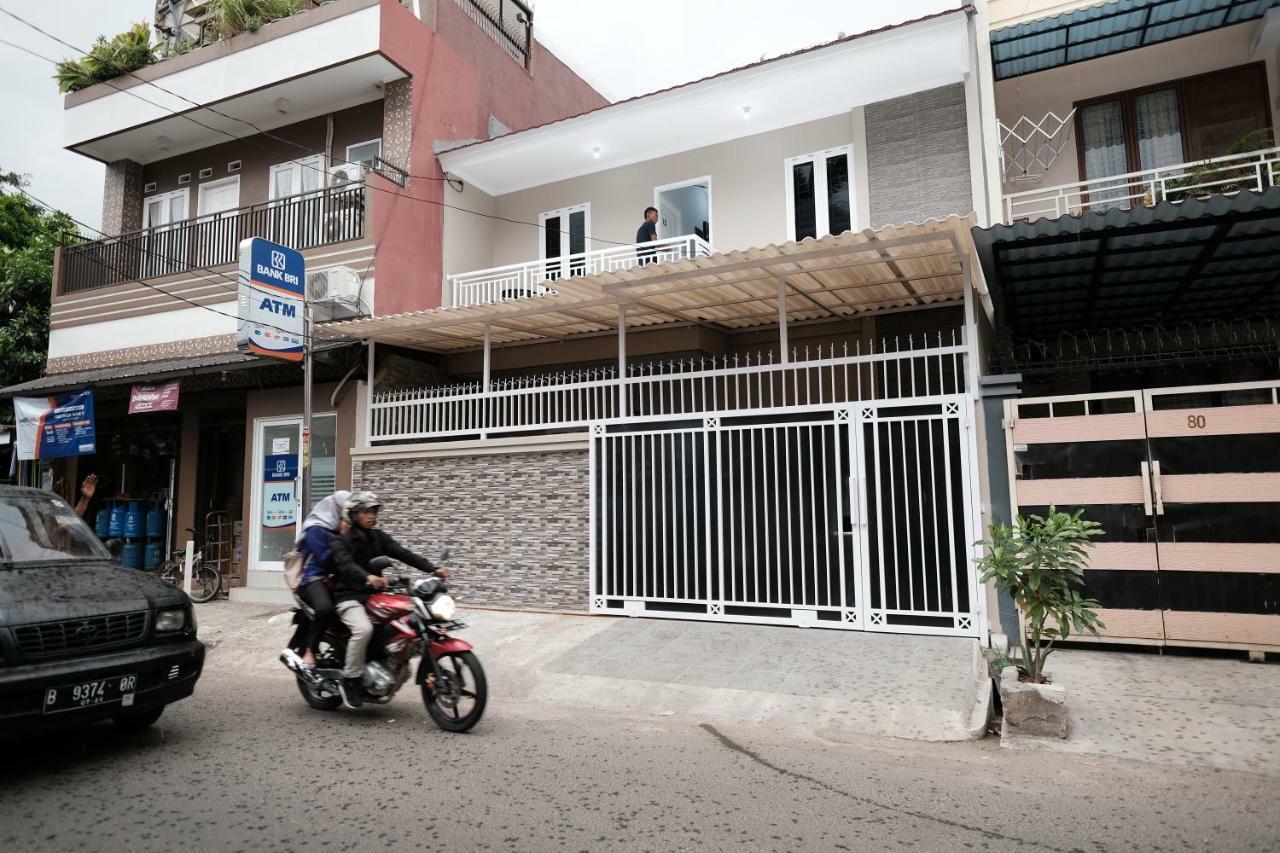 Готель Reddoorz Syariah Near Siloam Hospital Kebon Jeruk Джакарта Екстер'єр фото
