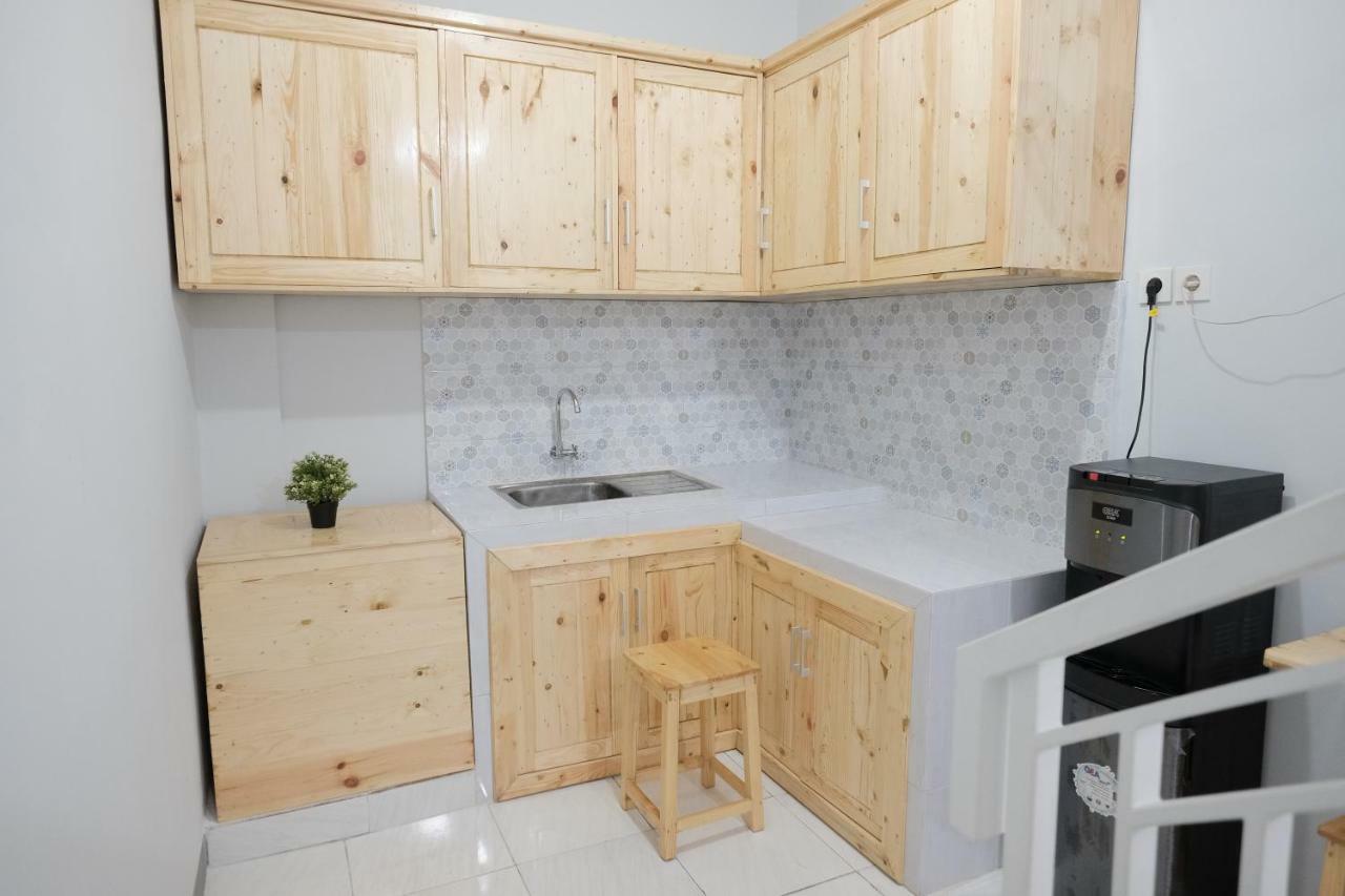 Готель Reddoorz Syariah Near Siloam Hospital Kebon Jeruk Джакарта Екстер'єр фото
