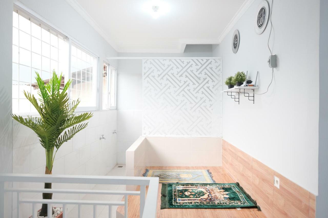 Готель Reddoorz Syariah Near Siloam Hospital Kebon Jeruk Джакарта Екстер'єр фото