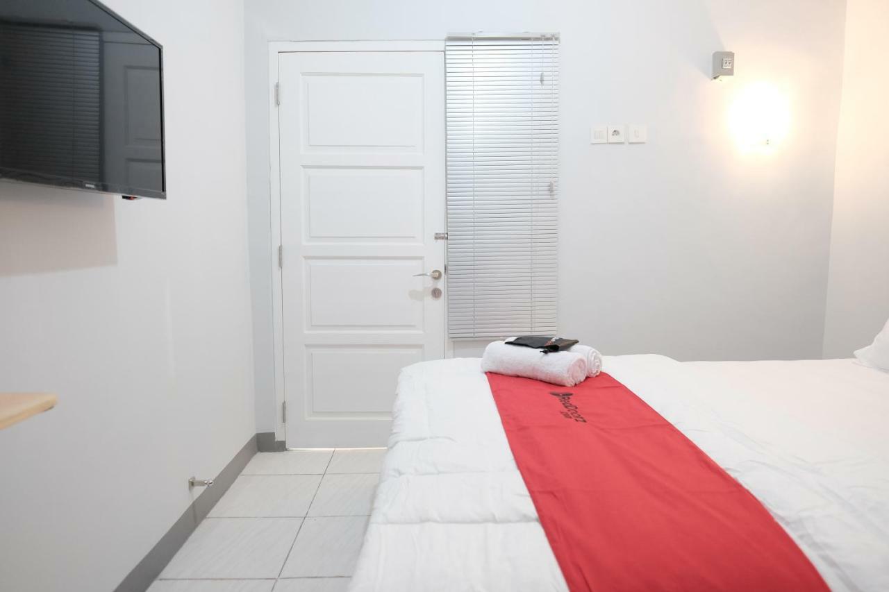 Готель Reddoorz Syariah Near Siloam Hospital Kebon Jeruk Джакарта Екстер'єр фото