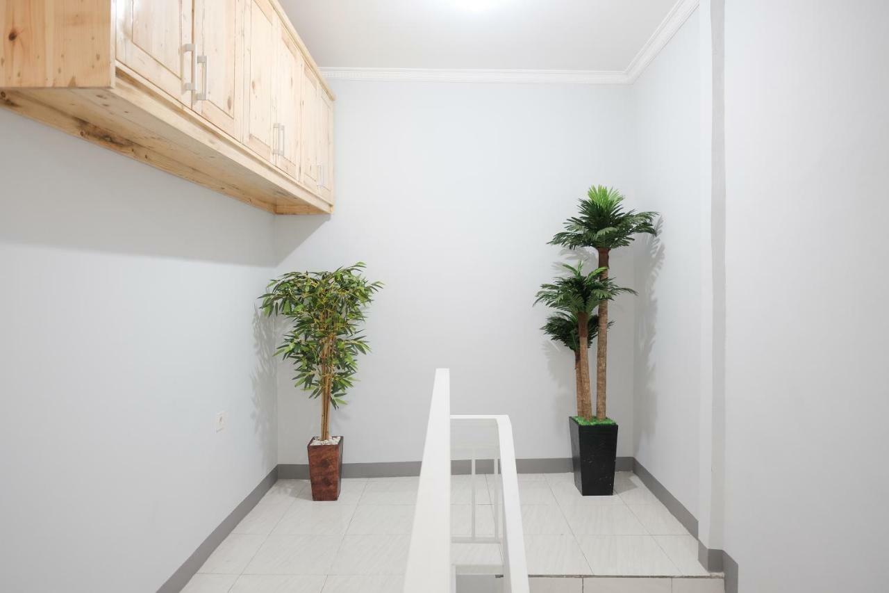 Готель Reddoorz Syariah Near Siloam Hospital Kebon Jeruk Джакарта Екстер'єр фото