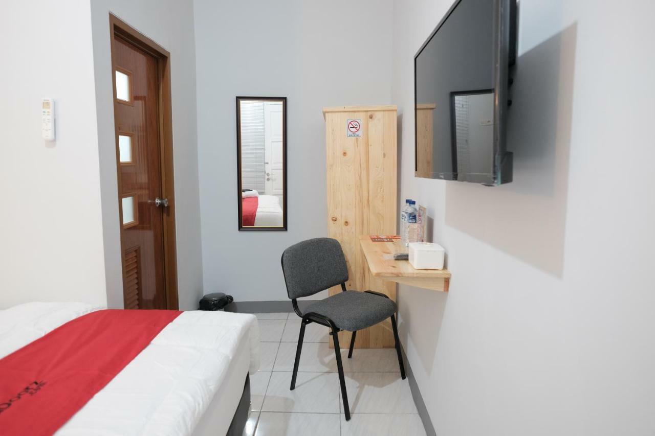 Готель Reddoorz Syariah Near Siloam Hospital Kebon Jeruk Джакарта Екстер'єр фото
